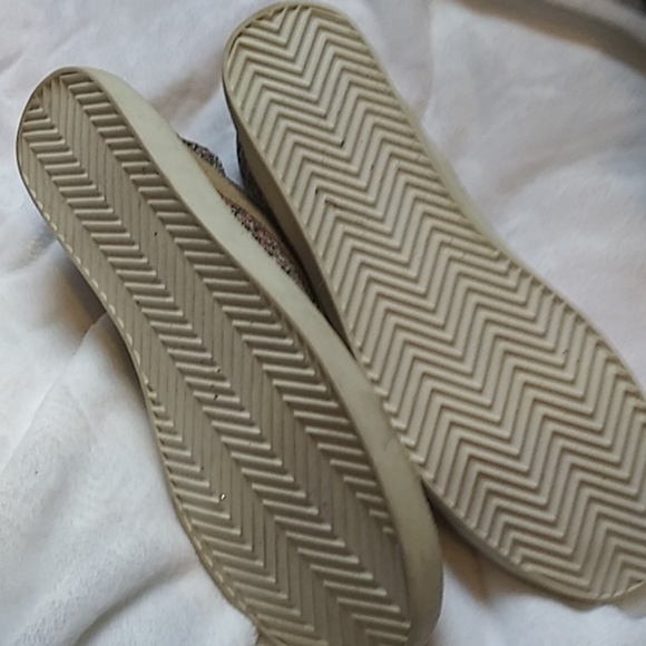 New Black Poppy, size 8 high tops/ tiny flowers - Picture 3 of 4